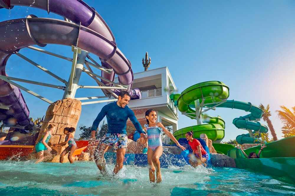 family-with-kids-enjoying-shaded-water-play-area-at-dubai-waterpark